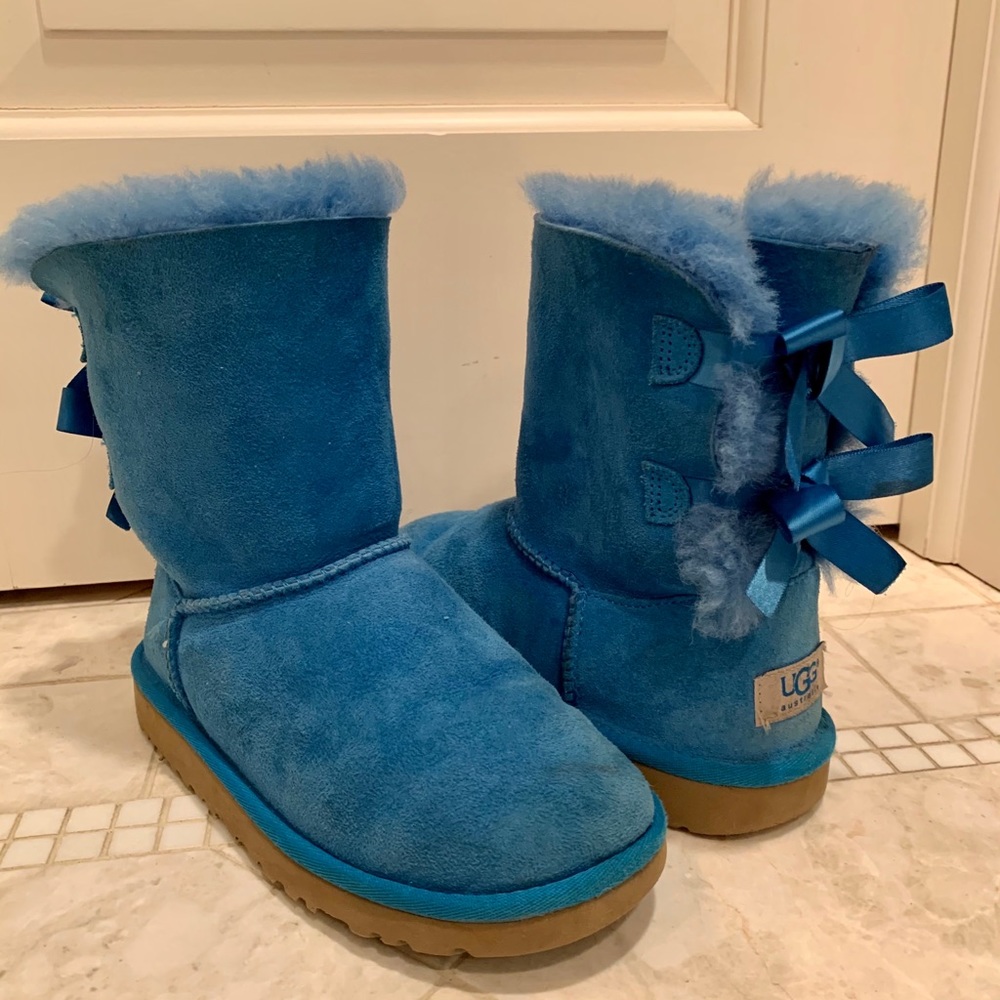Short blue ribbon UGGs